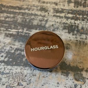 Hourglass scattered light in vivid